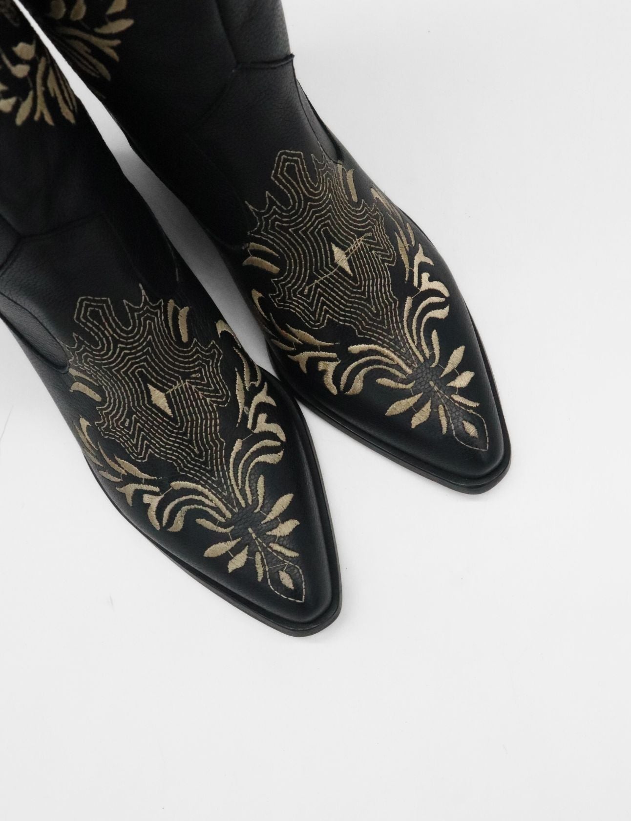 close up of pointed toe details on black leather knox cowboy boot with embroidery details 