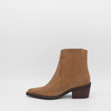 Stivali Scioltezza western chelsea booties in tan suede