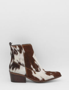 Cowhide brown and ivory ankle boot with stacked heel and pointed toe - Nomad by Stivali New York 